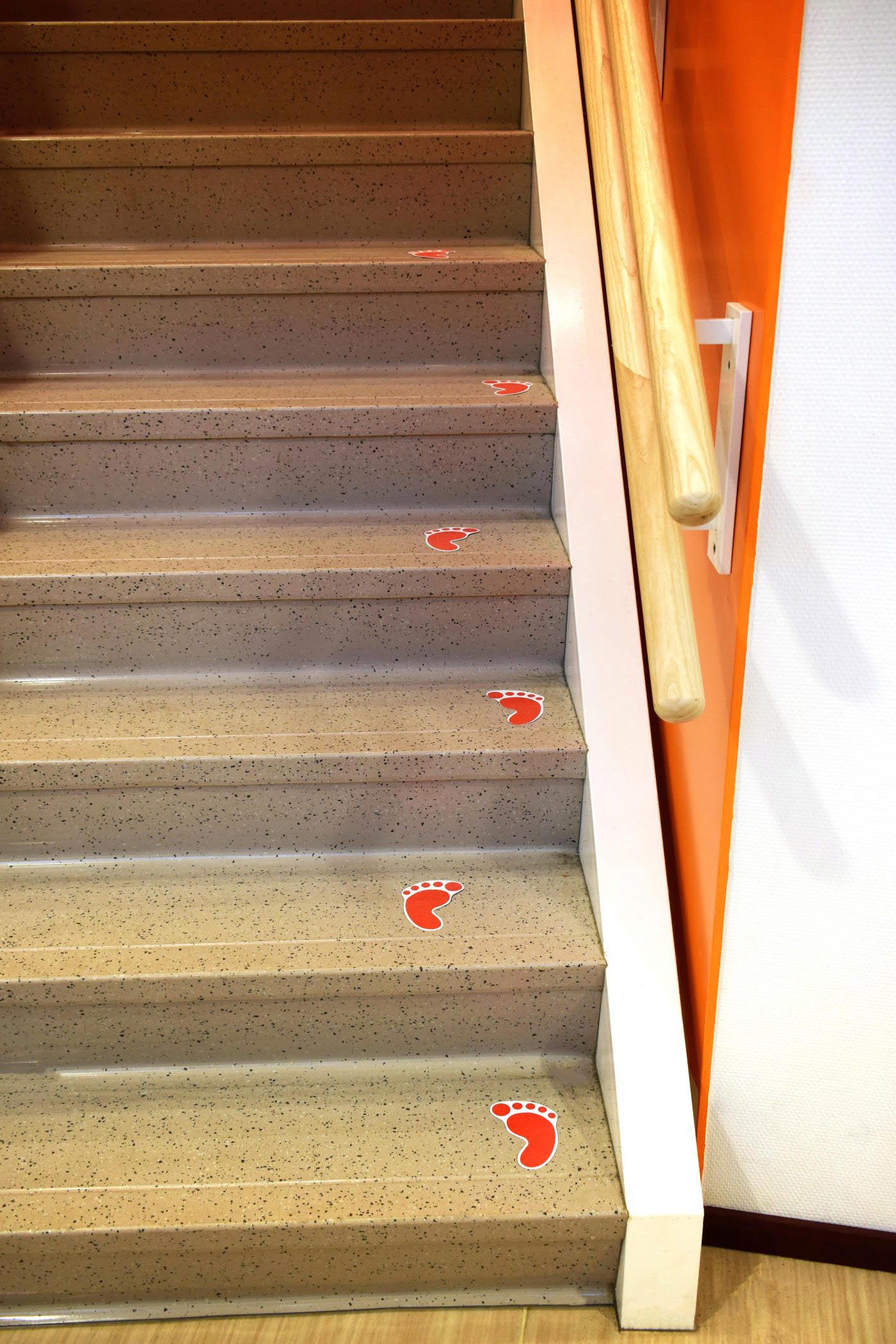 Anti Slip Stickers Arte Viva, Is Laminate Flooring On Stairs Slippery
