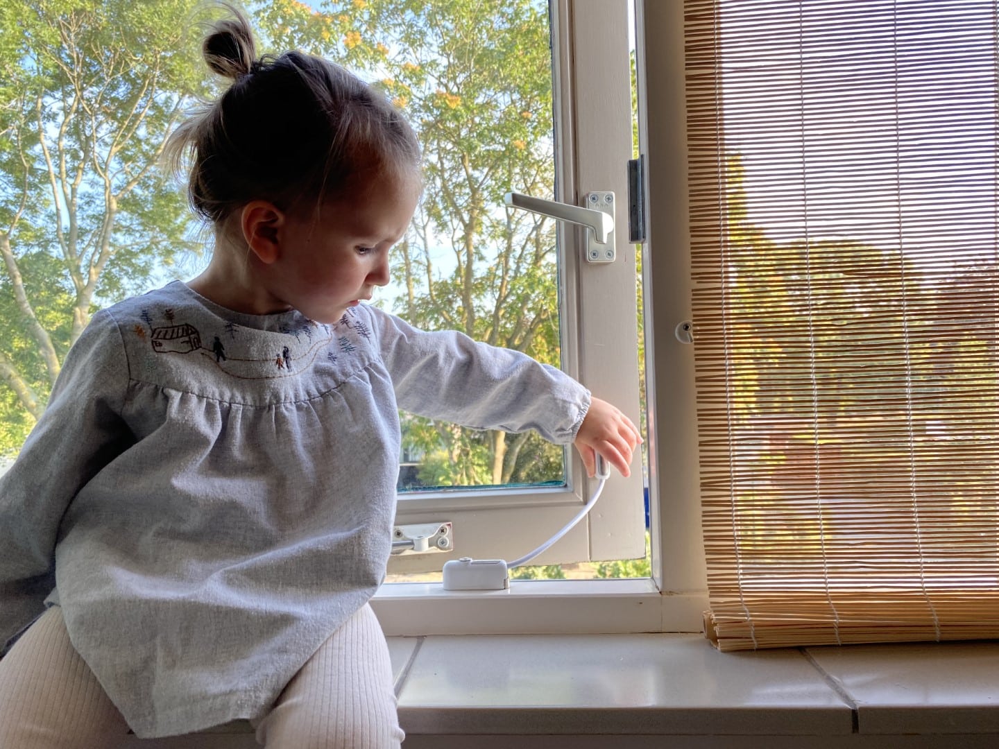 Un Petit Enfant Essaie D'ouvrir Une Fenêtre Dans Un Appartement