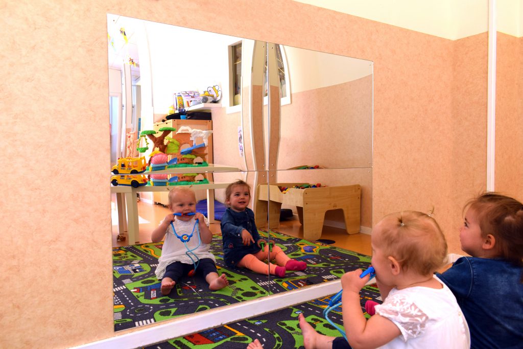 Square shaped spiegel mit Kindern