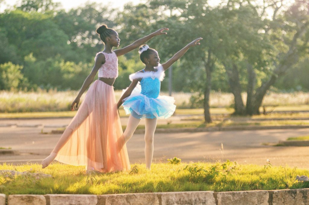 girls dancing ballett