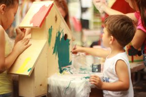kinder malen und basteln im kindergarten
