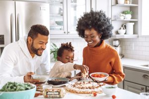 familie sicher in der küche