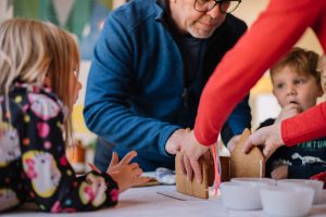 Großeltern mit Enkelkindern in der Küche