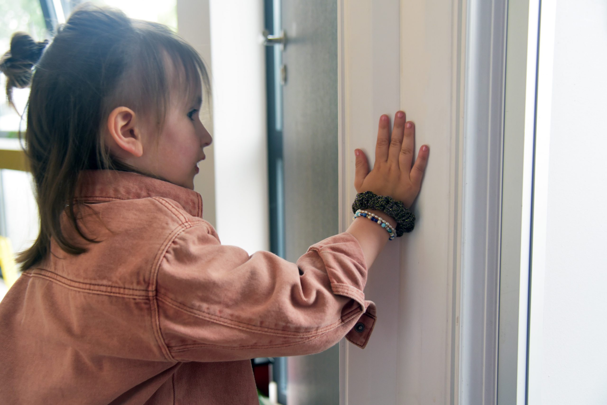Choosing the Best Finger Pinch Guard for Child Safety: Finger Alert or Rollo?