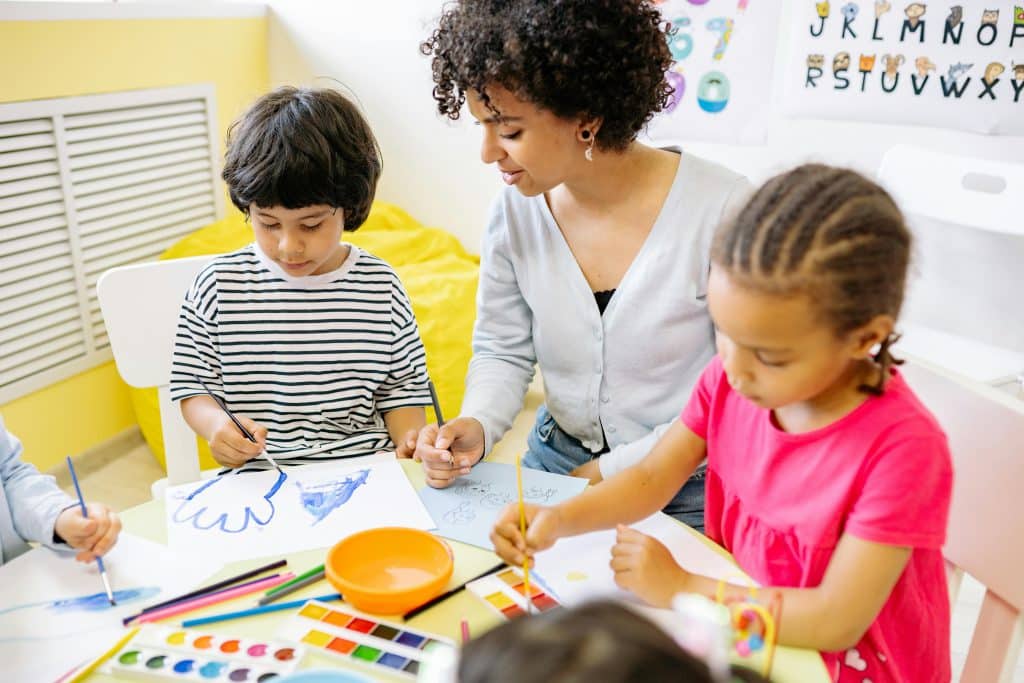 Kinder sicher begleiten: Alles Wichtige zur Aufsichtspflicht in Kitas – mit Tipps für Fachkräfte & praxiserprobten Lösungen zur Unfallvermeidung.